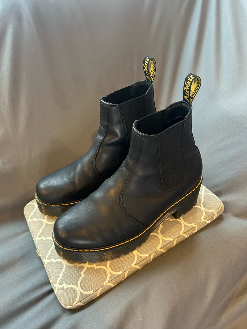 Classic Dr. Martens Black Leather Chelsea Boots W Heel - Picture 10 of 11